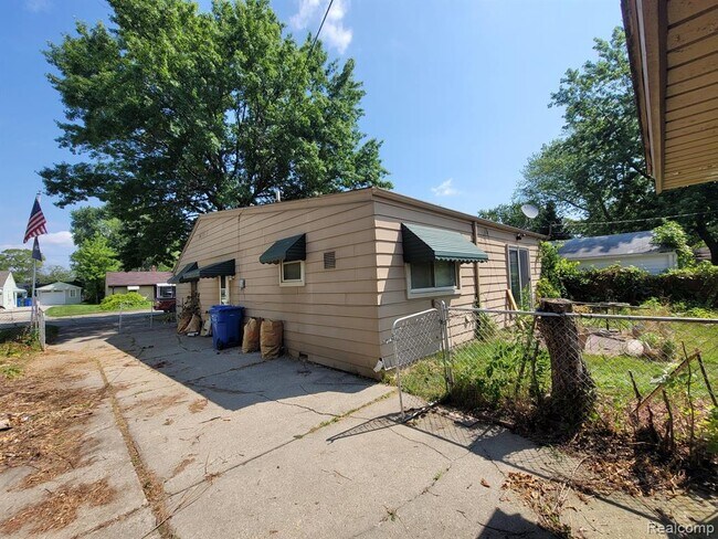 Building Photo - 14388 Hendricks Ave