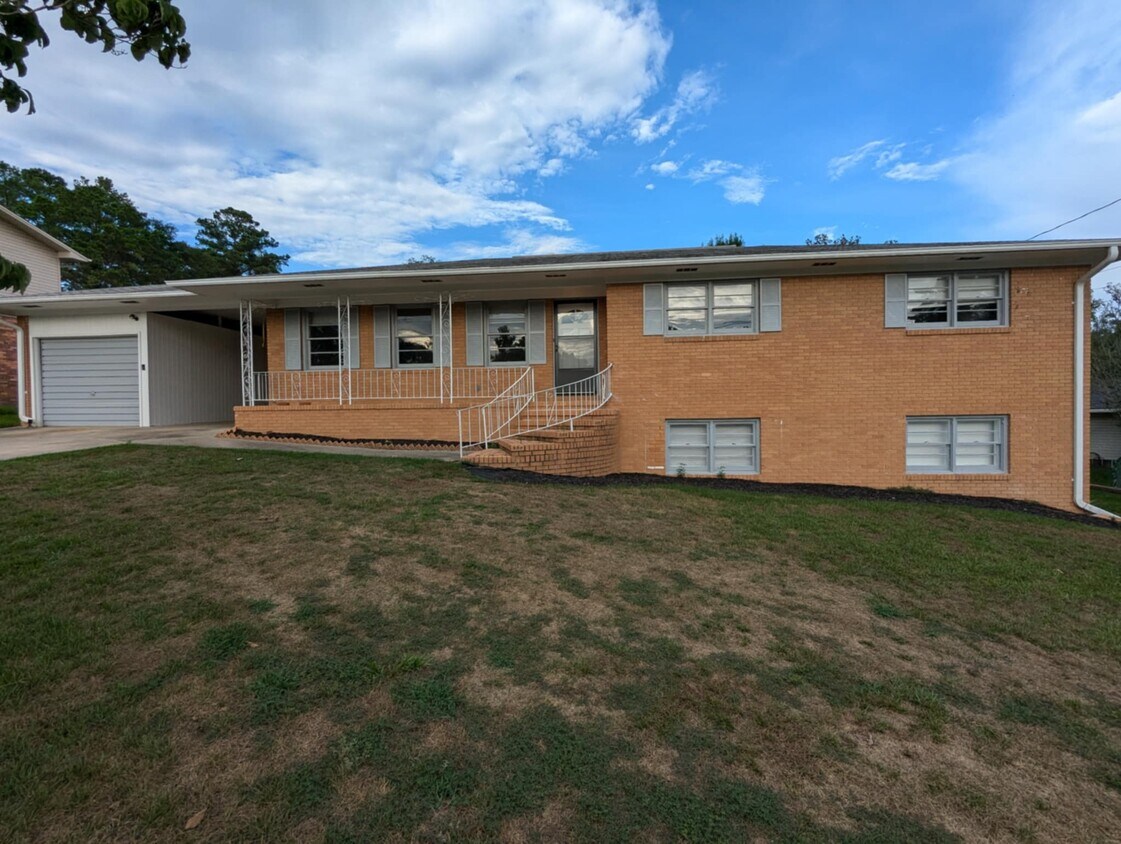 Primary Photo - 322 Forest Hill Dr