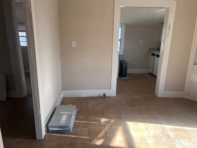 Building Photo - 815 E Railroad Ave