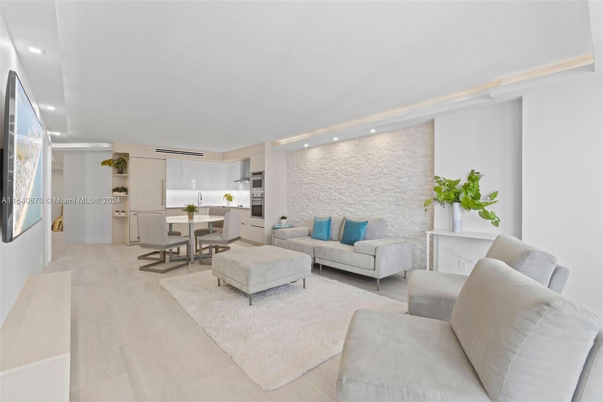 Primary Photo - 1717 N Bayshore Dr