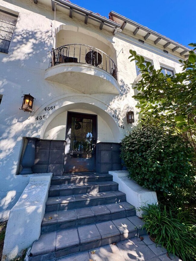 Foto del edificio - Gorgeous Remodeled Spanish 2+1.5 near the ...