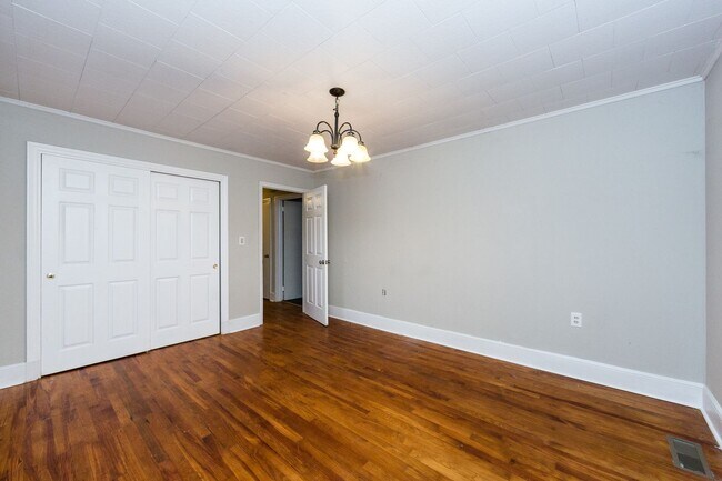 Building Photo - LARGE 2 BEDROOM HOME IN BELMONT