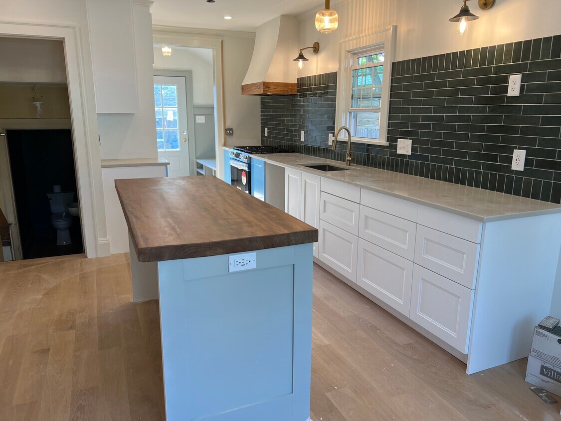 Foto principal - 2072 Elmwood Ave