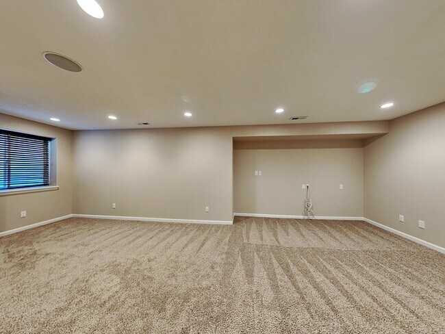 Building Photo - 915 S Mayhew Ln
