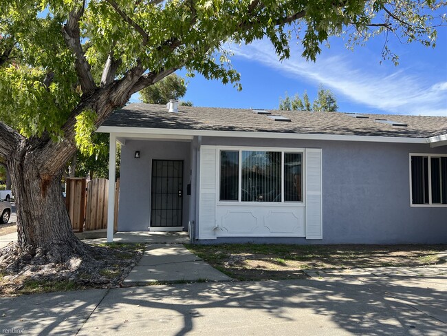 Building Photo - 3 br, 2 bath Duplex - 2957 Driftwood Drive 57