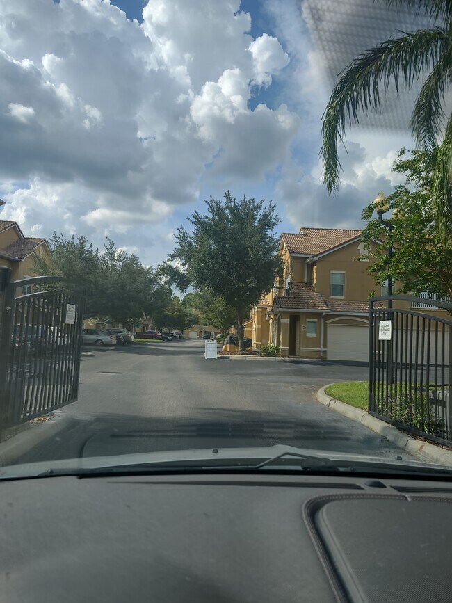 Building Photo - 9025 Avenue Pointe Cir