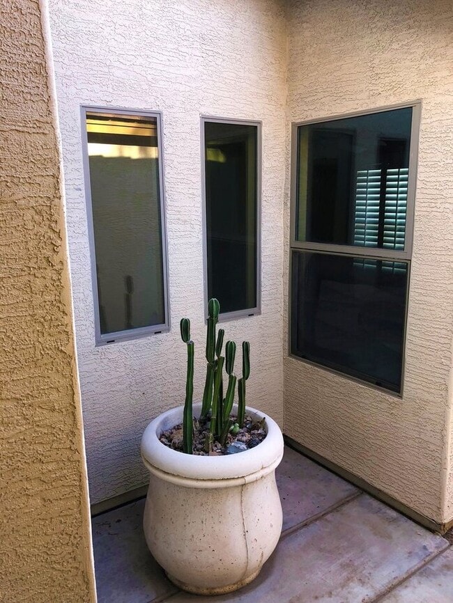 Building Photo - 2Bedroom plus Den-Mountain View & Sparklin...