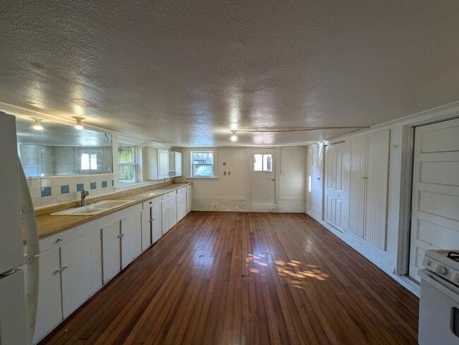 Building Photo - 531 C St