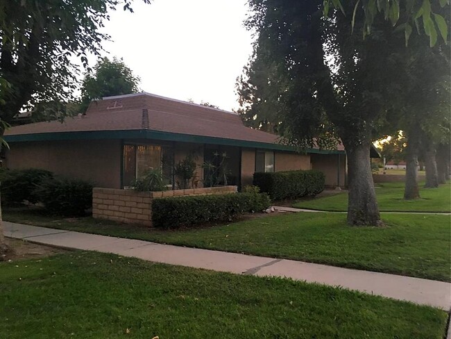 Foto del edificio - 16700 Chatsworth St