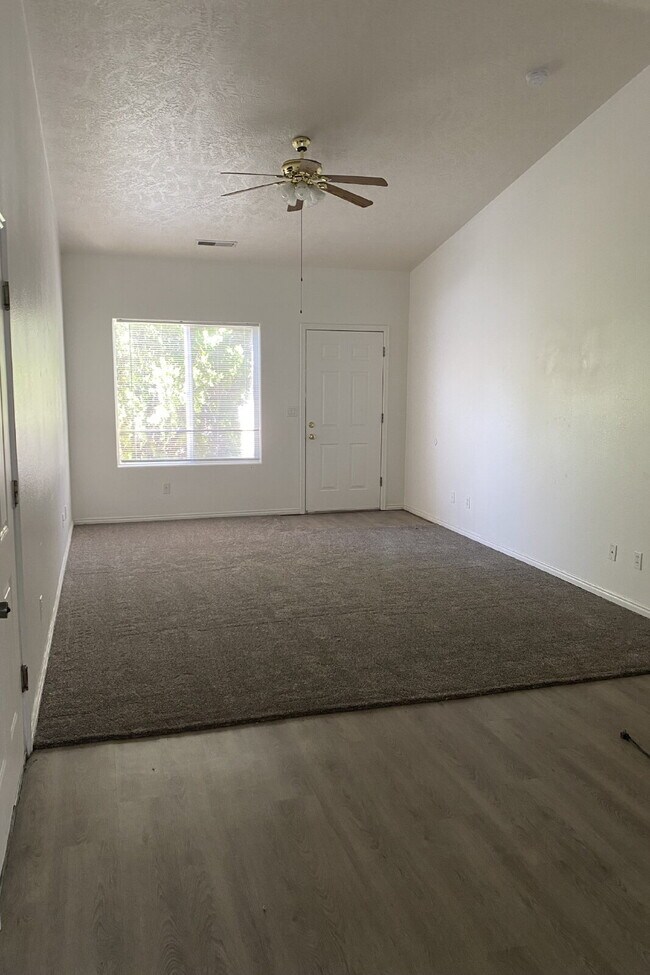 Building Photo - "Spacious 3-Bed Townhouse in Saint George – Modern Comforts & 2 Full Baths, Ready to Rent!"