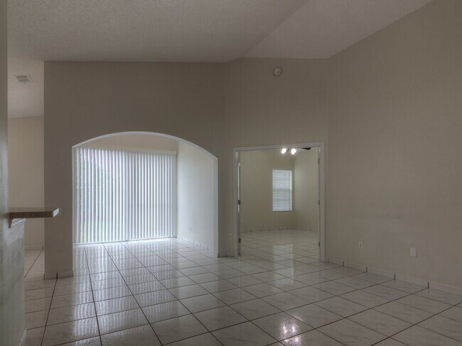 Foto del edificio - 8344 Fort Thomas Way