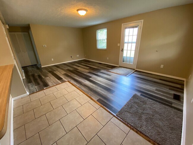 Building Photo - 2 Bed 1 Bath