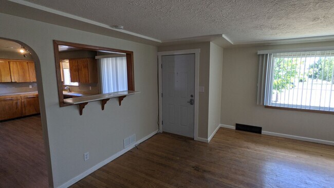 Foto del edificio - Spacious house with large fenced yard