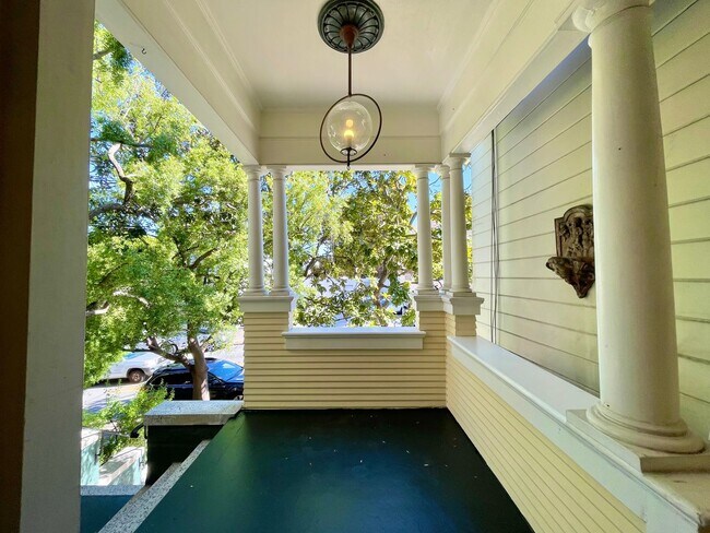 Foto del edificio - 4BD/1.5BA + 1BR/1BA In-law! GRAND Cole Valley Home - Pet! Parking! Laundry! PROGRESSIVE!
