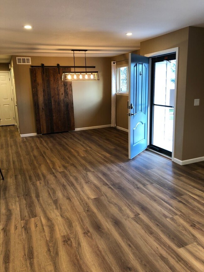 Building Photo - Beautifully Appointed 4 Bed / 2 Bath Home ...
