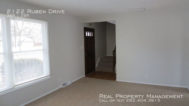 Building Photo - Three Bedroom Townhouse
