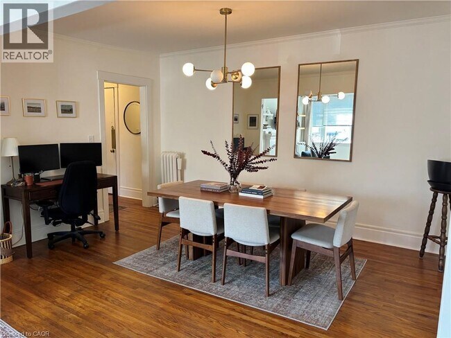 Photo du bâtiment - 285 King St W