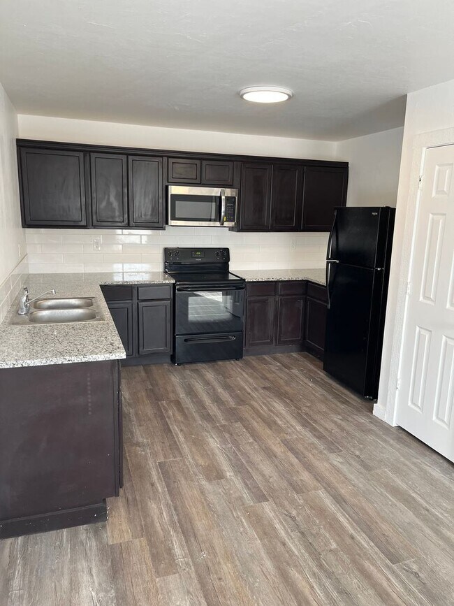 Building Photo - NEW DUPLEX OUTSIDE OF TOWN