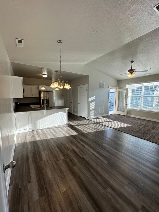 Foto del edificio - Bright and Modern 3 Bed Condo in Prime Location with Pool & Clubhouse!!