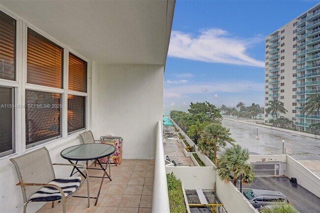 Foto del edificio - 3725 S Ocean Dr