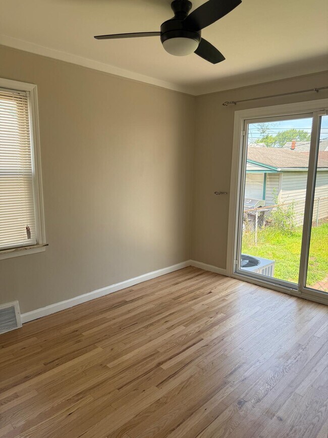 Foto del edificio - 24800 Cherry St