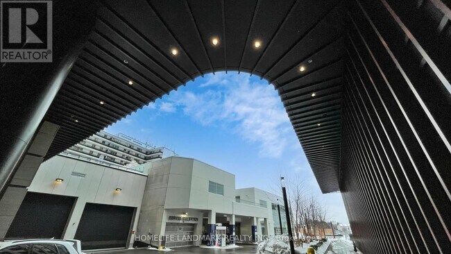 Photo du bâtiment - 5858 Yonge St