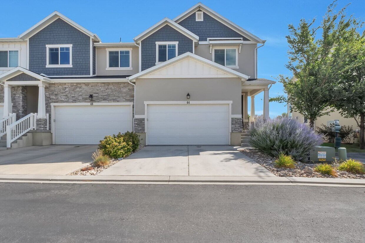 Foto principal - Modern Row End Townhome w 2 car attached g...