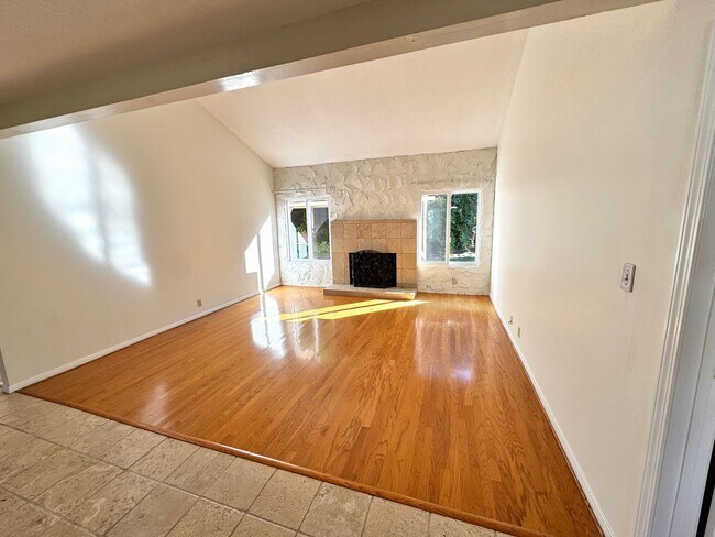 Building Photo - Quiet cul-de-sac Ondulando home with attached ADU included!!