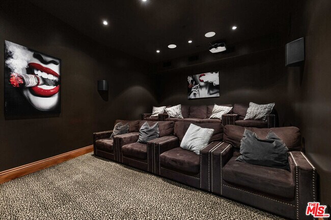 Foto del edificio - 6446 Deep Dell Pl