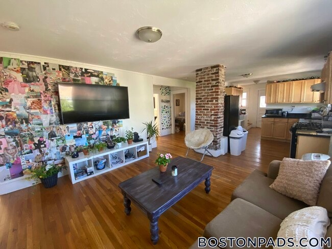 Building Photo - 185 Hillside St