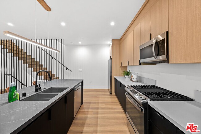 Building Photo - 835 N McCadden Pl