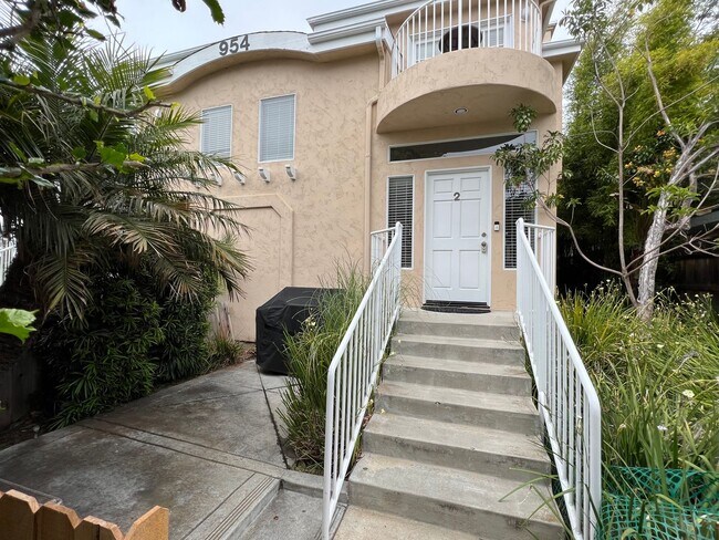 Foto del edificio - SPACIOUS CONTEMPORARY 3 BEDROOM CONDO WITH GARAGE!