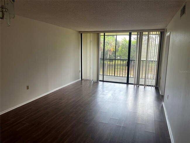 Building Photo - 800 Cove Cay Dr