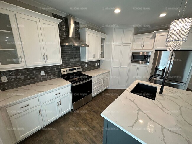 Building Photo - Amazing 4 bedroom home in Lee's Summit!
