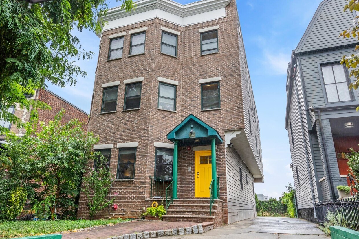 Primary Photo - 642 Palisade Ave