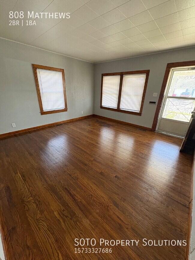 Foto del edificio - 808 Matthews-