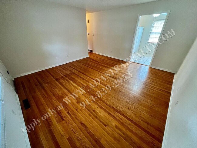 Foto del edificio - Darling 4 Bed 2 Bath Ranch in Olathe-Available NOW!!