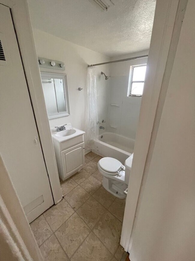 Foto del edificio - 2814 W Shady Shores Rd
