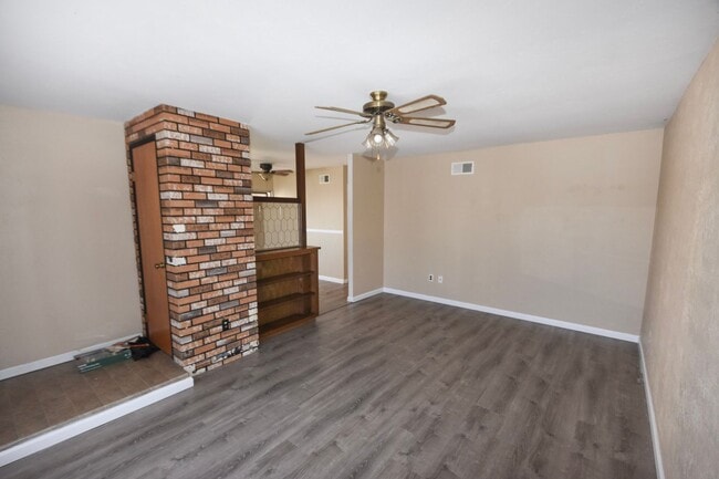 Building Photo - Long Term unfurnished rental!