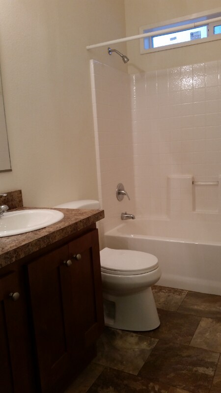 Foto del edificio - 18535 Madrone St