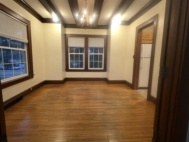 Building Photo - 303 Valeria St