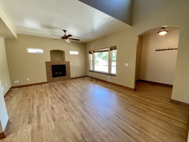 Foto del edificio - Spacious 4 bed 3.5 Bath in Maple Hill!