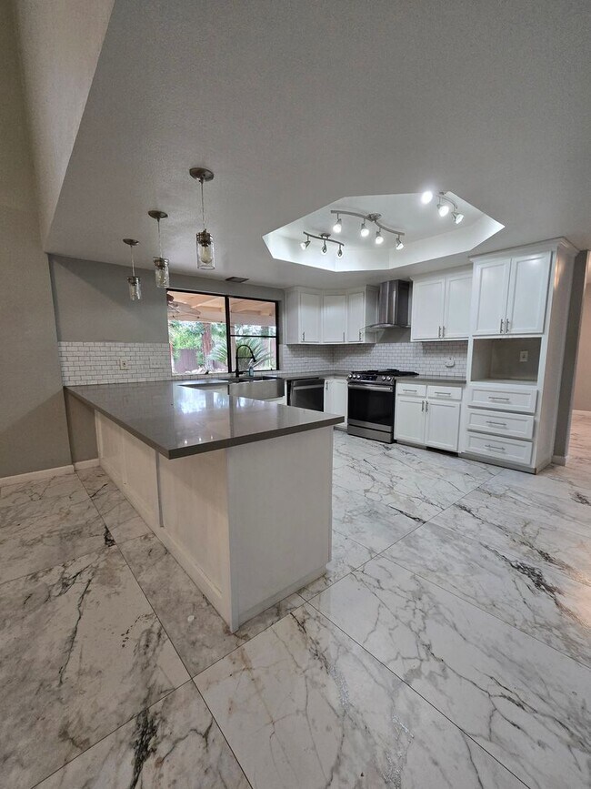 Foto del edificio - 4 BR 3 BA with pool and solar availble Now