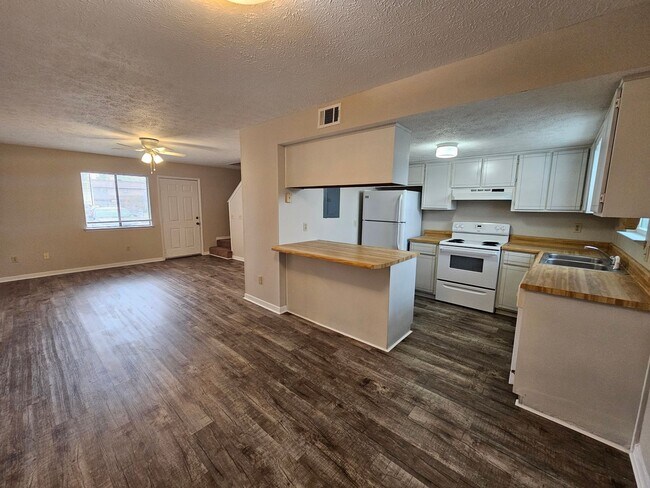 Foto del edificio - Efficient Townhome w/Spacious Floorplan & Convenient to Tyndall AFB! *SPECIAL: 1/2 OFF 1st Month'...