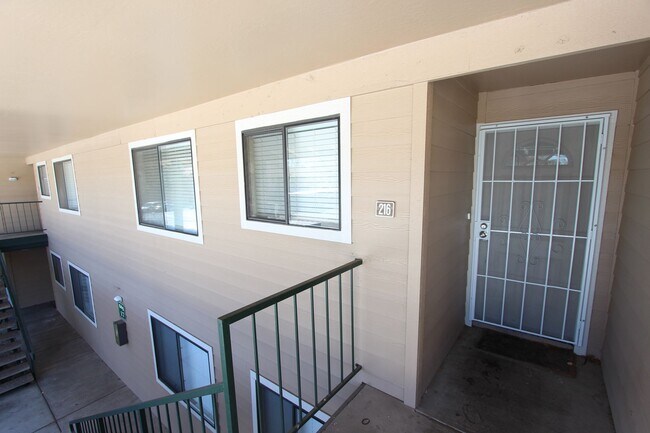 Foto del edificio - Furnished 2BR, 2BA Condo in University Heights
