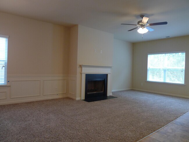 Building Photo - 3135 Englewood Dr