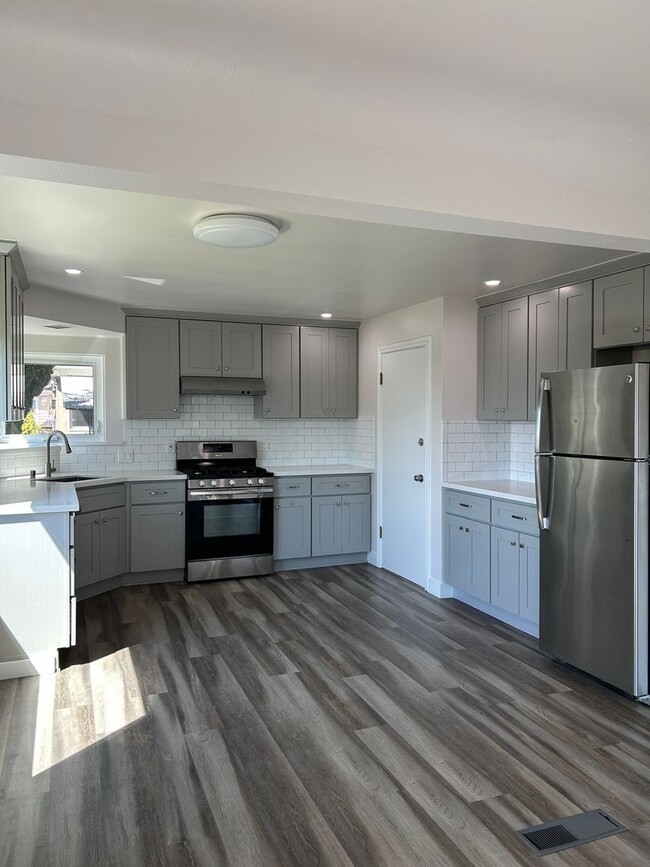 Building Photo - 4BR - West Seattle w/ 2 Kitchens. Landscaping Included!