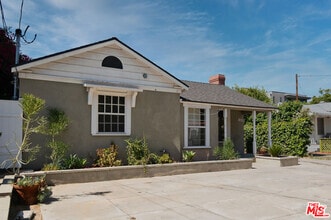 Building Photo - 10829 Kling St