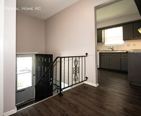 Building Photo - Remodeled 3-bed 2-full-bath w/Finished Bsm...