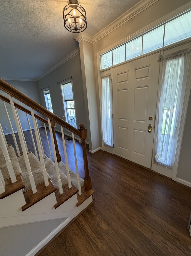 Zona de entrada a la vivienda con el salón y el comedor a ambos lados de la entrada - 6419 Woodmont Rd